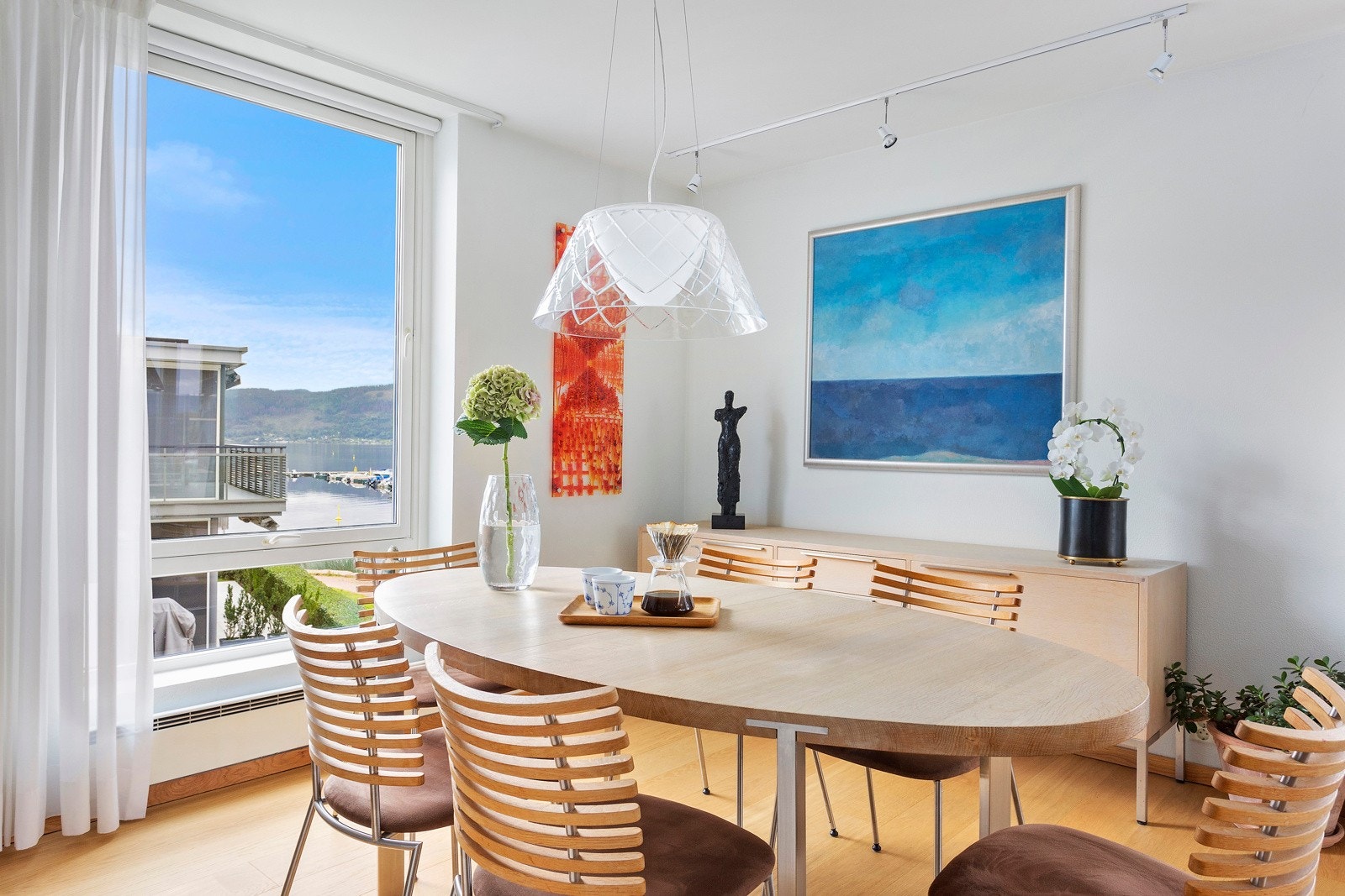 Stuen har god plass til salong og spisestue Galleribilde