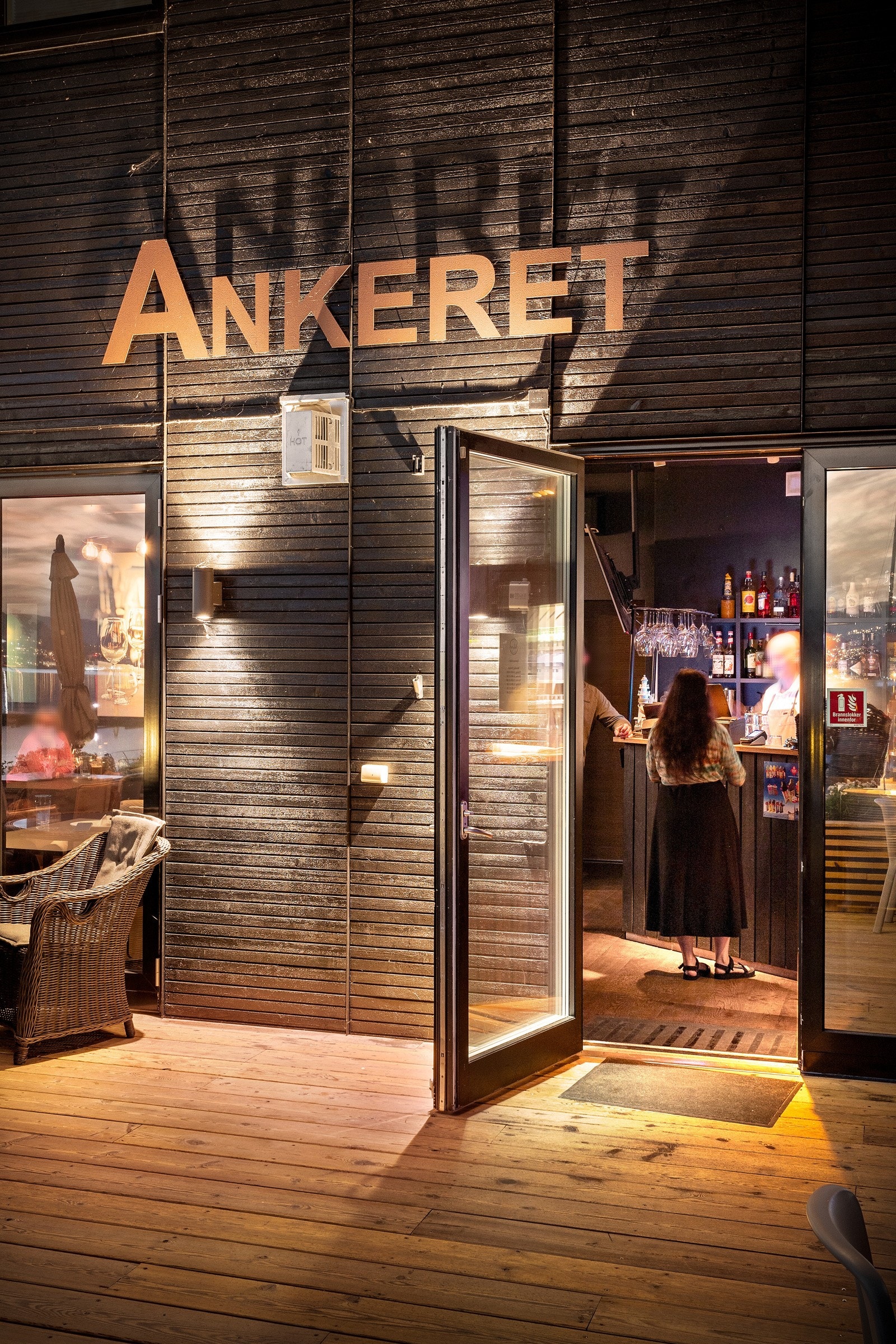 Hyggelig kafe i fjordkanten med uteservering - bare ett par steinkast unna Galleribilde