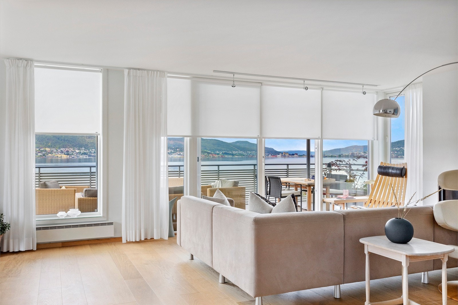 Stue med panoramavinduer - bildet viser el innvendige screens foran stuevinduene Galleribilde