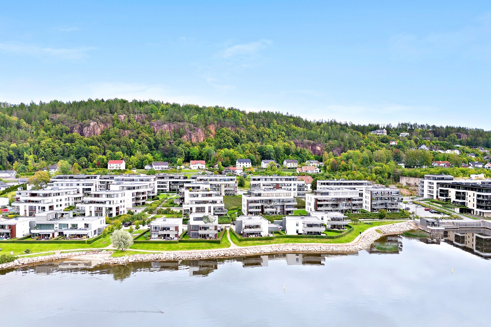 Rolig plassering i grønne omgivelser i fjordkanten Galleribilde