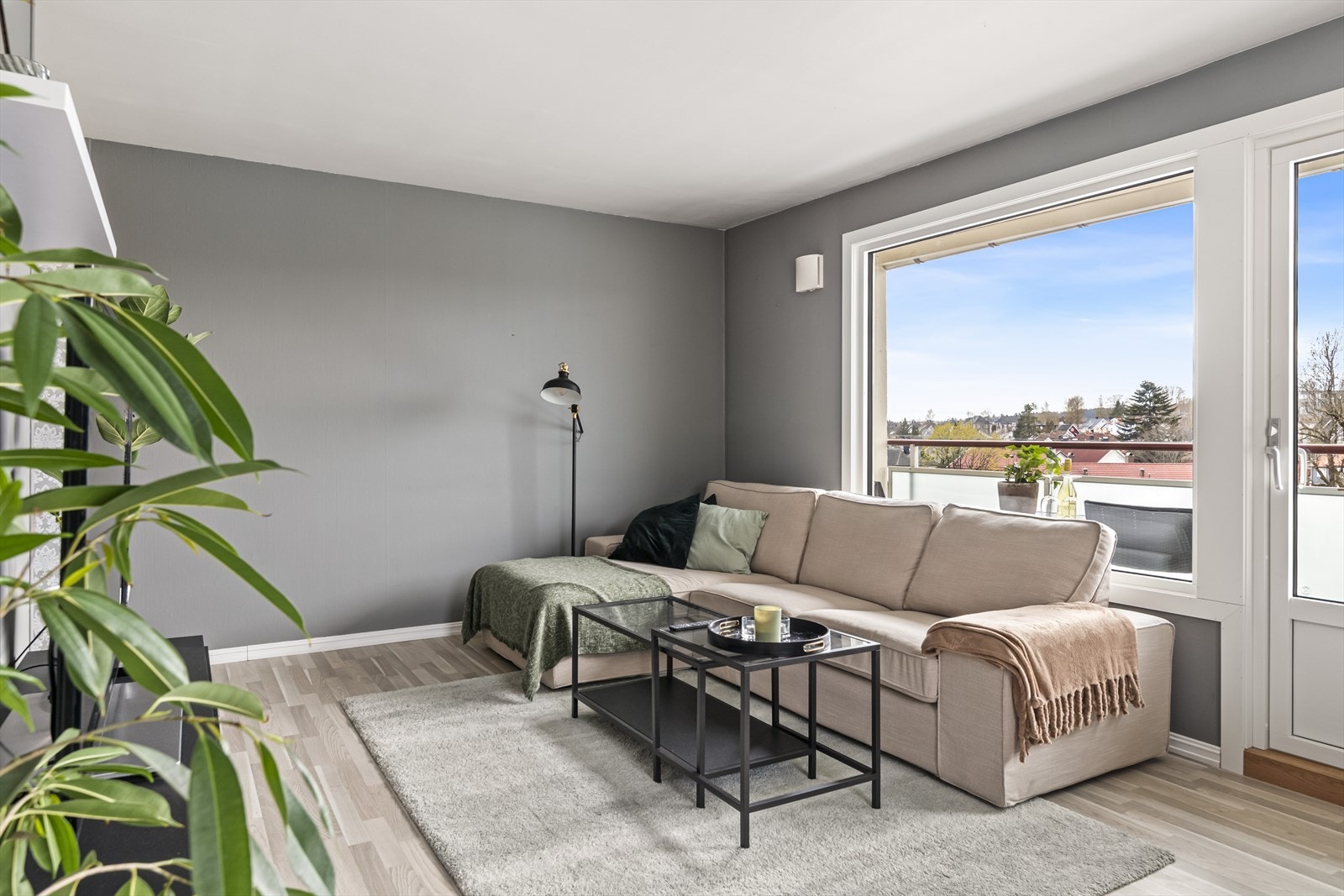 Det er utgang til romslig balkong med gode solforhold og en stor flott uteplass. Galleribilde