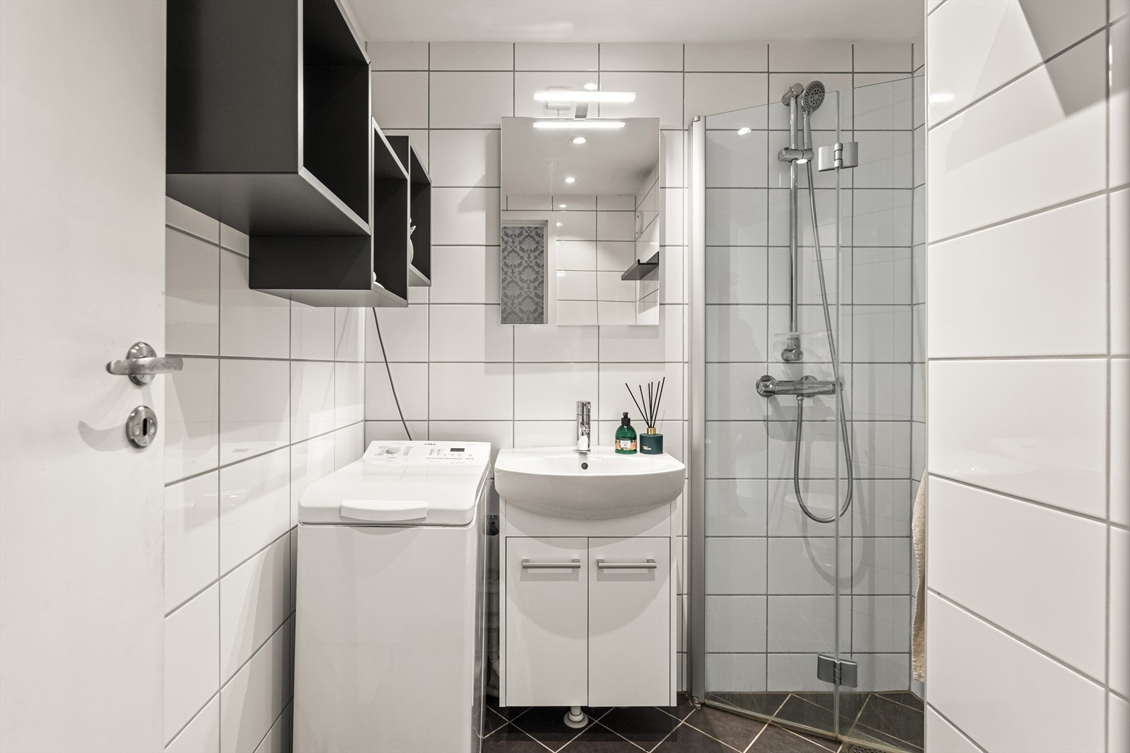 Her er det moderne og tidløse fliser på gulv og veg. Elektriske varmekabler i gulv gir en lun varme året rundt. Galleribilde