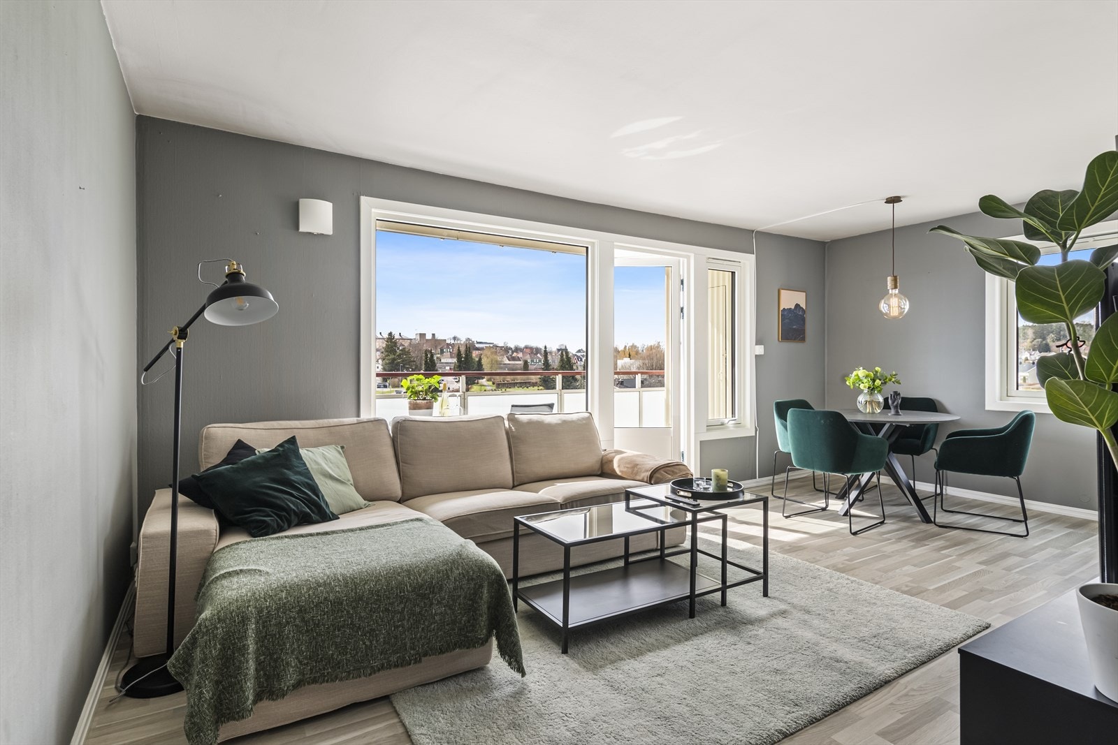 De store vinduene slipper inn masser av dagslys som gir et særpreg og luft til rommet. Galleribilde