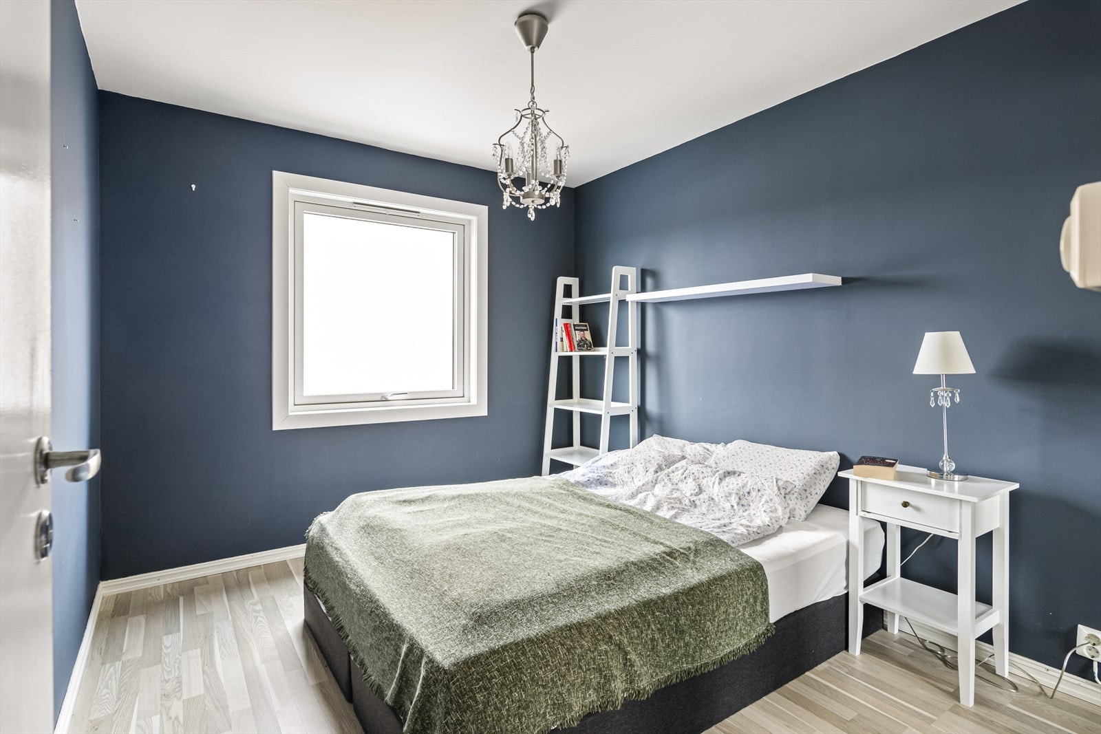 På soverommet er det god plass til dobbeltseng og nattbord, samt en integrert garderobe. Galleribilde