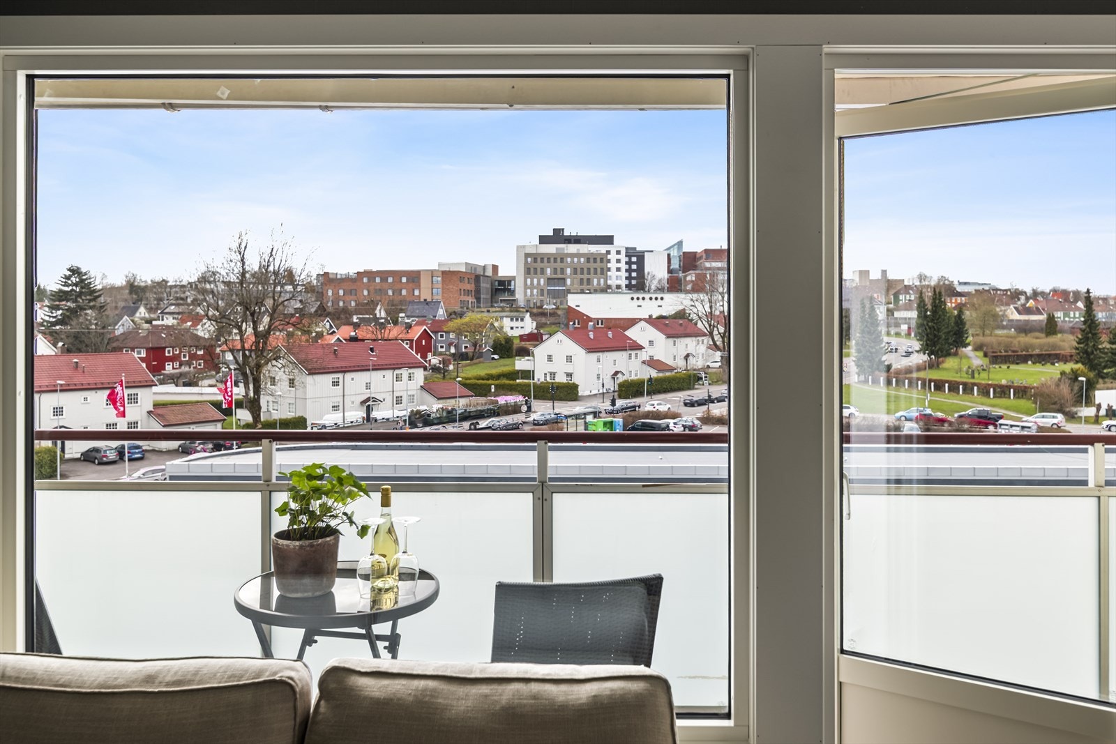 Fra stuen er det utgang til en overdekket balkong på ca. 6 kvm med fine solforhold. Balkongen ligger lunt til og uten innsyn. Galleribilde