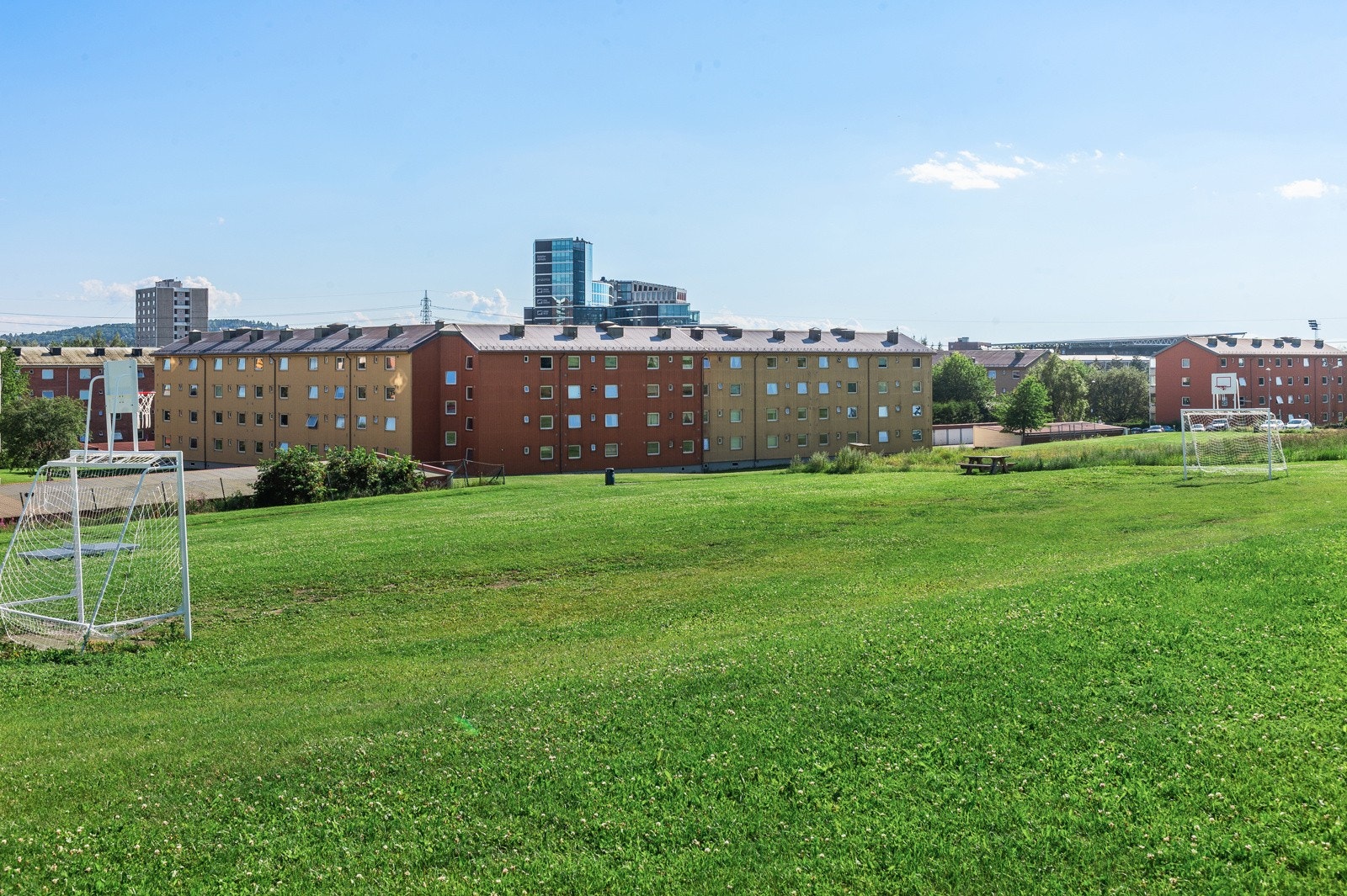 Nedre del av Ulven har en god blanding av eneboliger og blokkbebyggelse, og er svært trivelig med store hager og fine grøntområder. Galleribilde