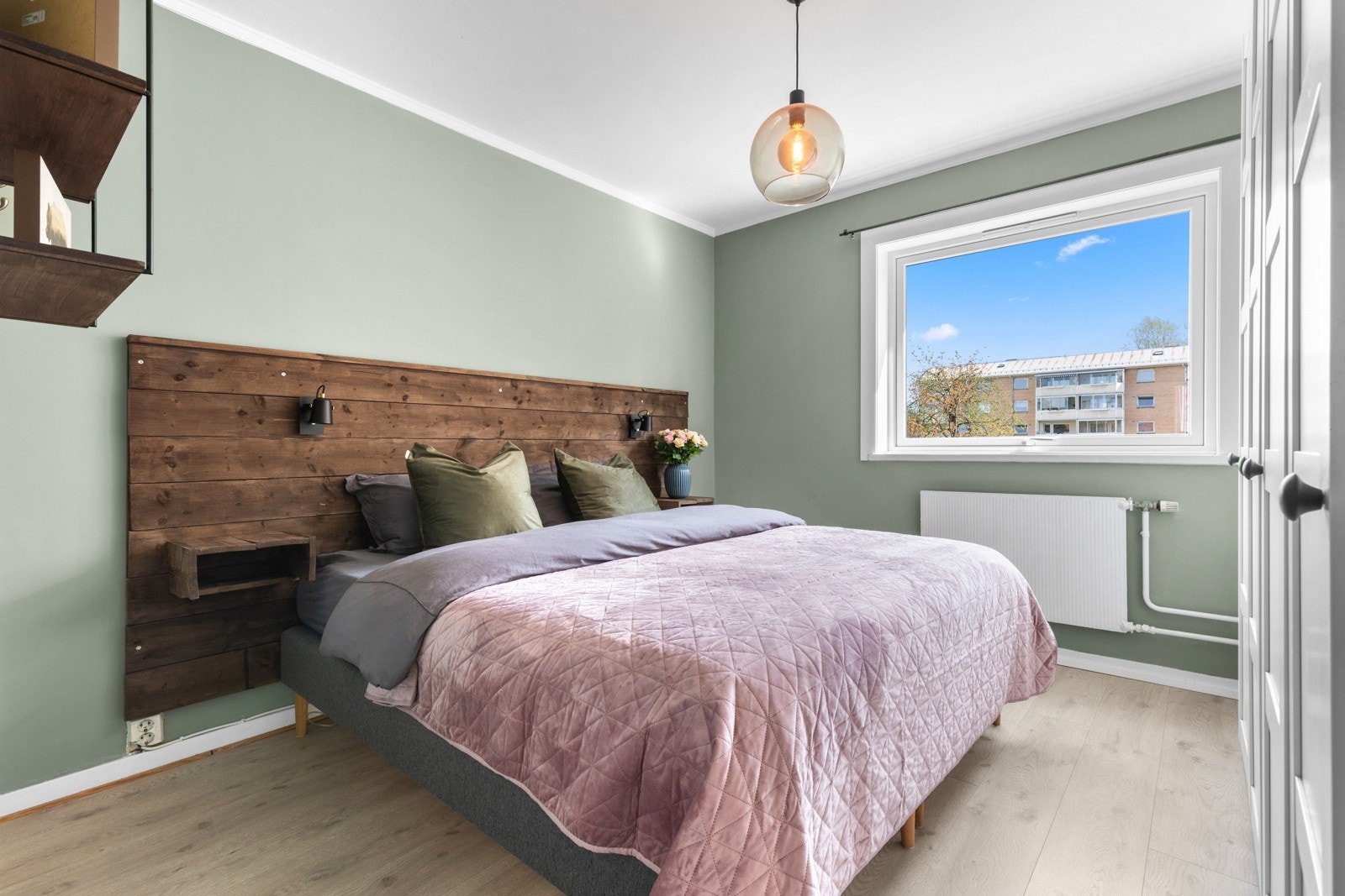 Det er to pene soverom i leiligheten, og begge er malt i duse grønntoner som står godt til laminatgulvene. Galleribilde