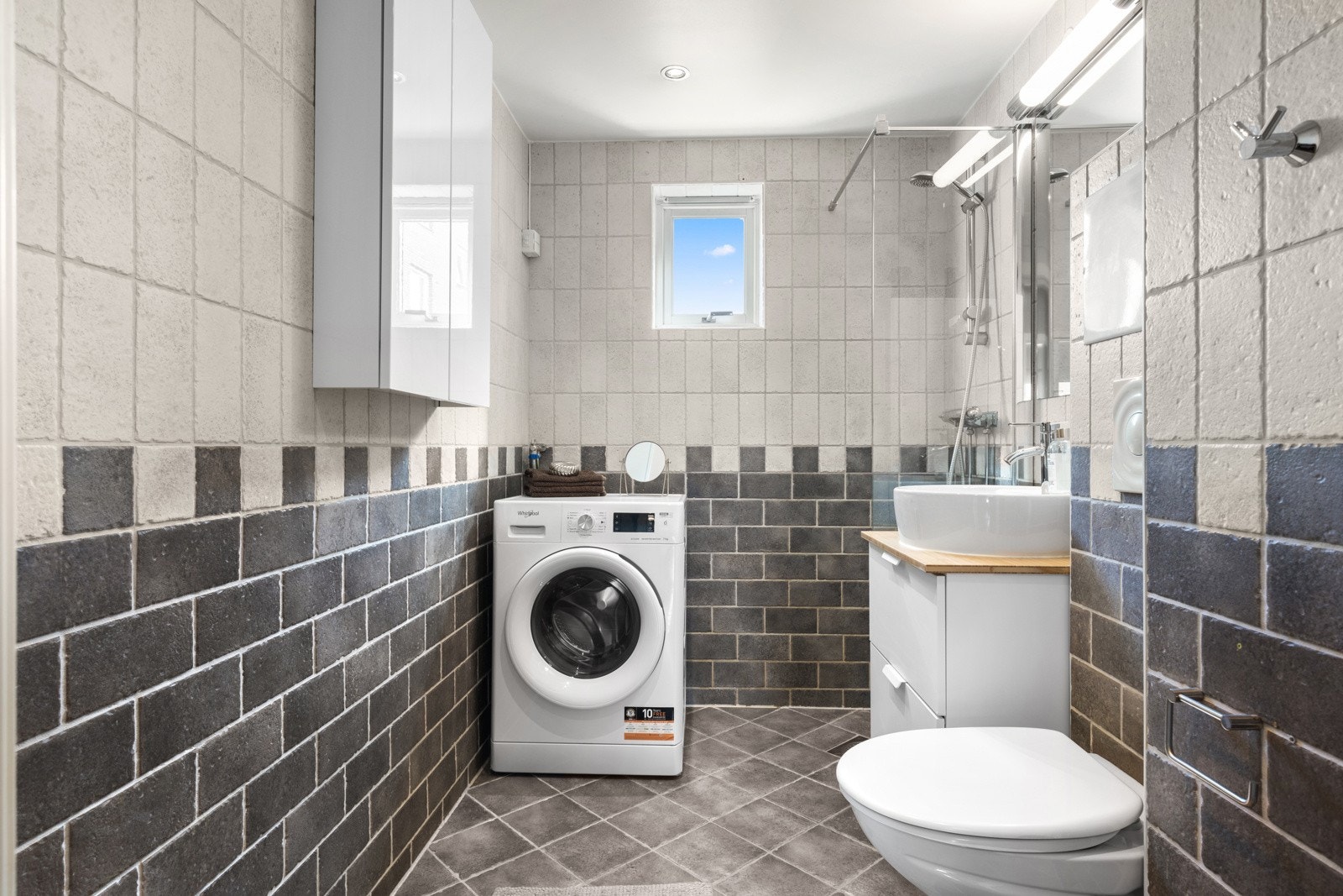 Badet ble rehabilitert i regi av borettslaget i perioden 2005-07, og rommet fremstår som velholdt og pent. I tillegg har borettslaget utbedret både tilførsels-/ og avløpsrør. Galleribilde