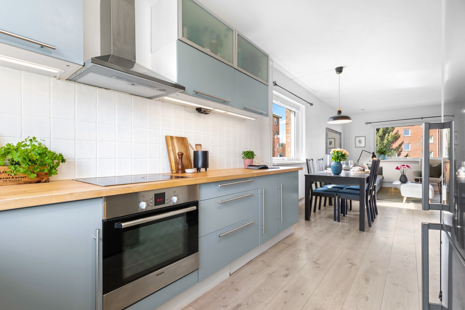 Videre er kjøkkenet utstyrt med integrert stekeovn og koketopp, samt en kullfilterventilator fra 2024, benkestikk og en oppvaskmaskin fra 2023. Galleribilde