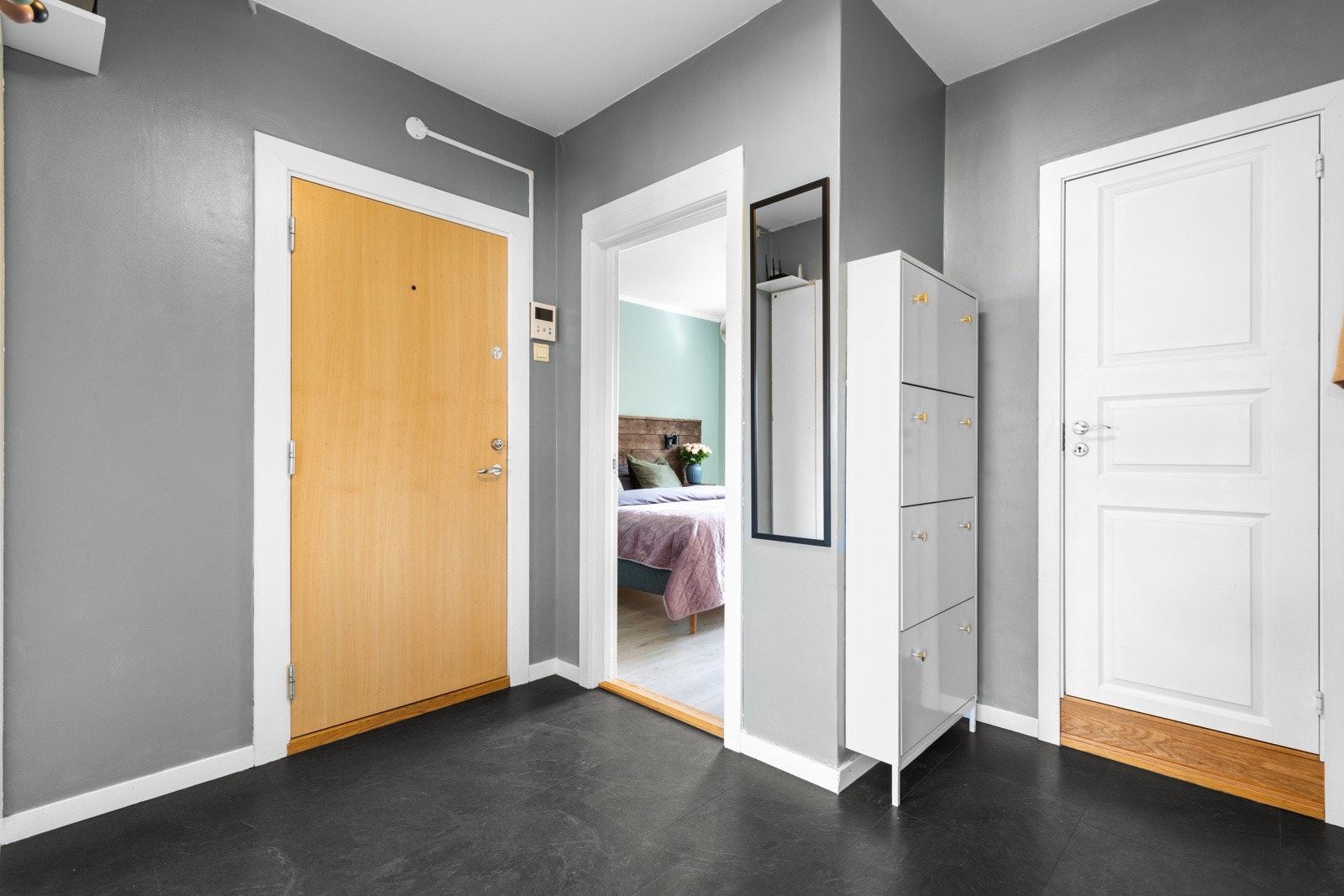 Romslig entre med god plass til yttertøy, sko og oppbevaring. Galleribilde