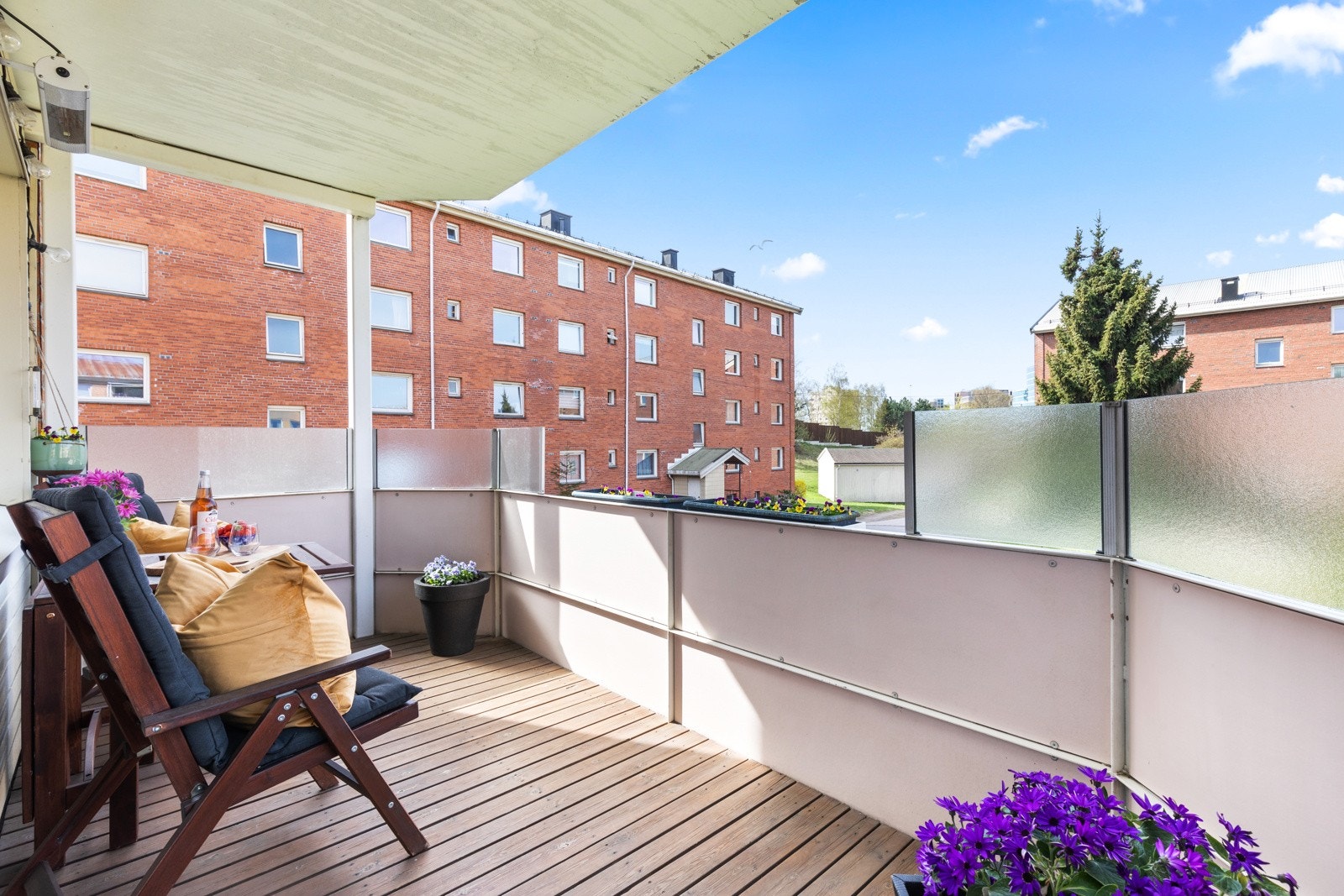 Fra stuen er det utgang til en overbygd, sydvestvendt balkong på ca. 7 kvm. Galleribilde