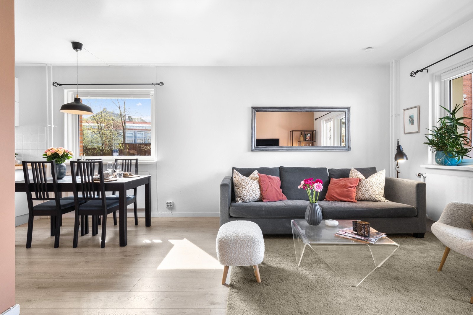 Stuen og kjøkkenet danner sammen et gjennomgående, luftig allrom med god møbleringsfrihet. Legg merke til endevinduet som gir rommet ekstra lys. Galleribilde