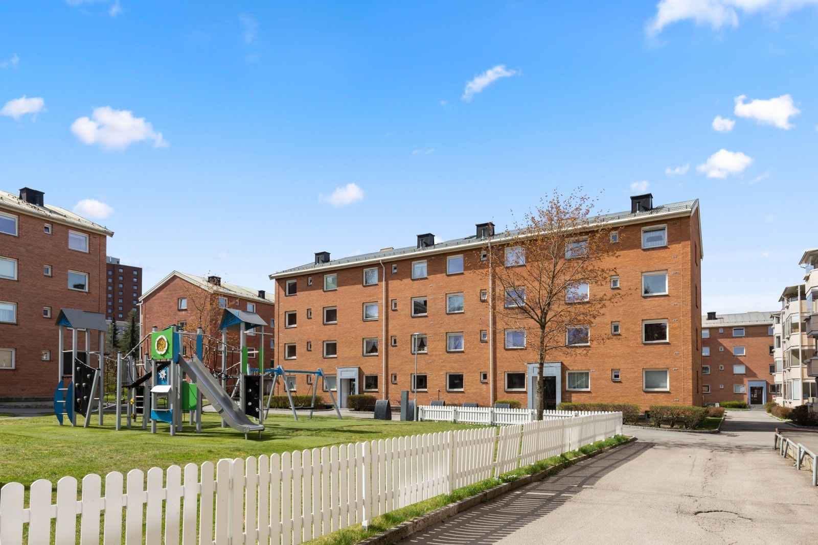 Leiligheten ligger i et sentralt boligområde på Ulven, med nærhet til skoler, barnehager, god offentlig kommunikasjon, og et rikt utvalg av fasiliteter og servicetilbud. Galleribilde