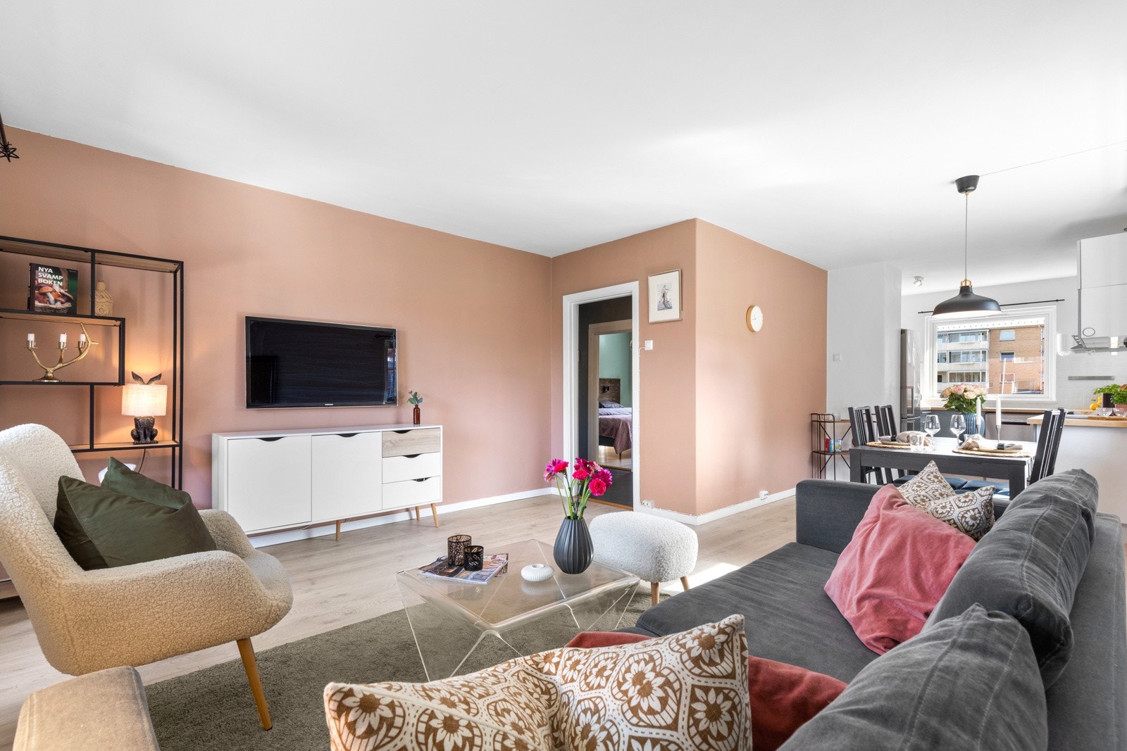 Her er det god plass til å innrede med både sofagruppe, lenestoler, tv-/mediastasjon og spisebord. Både fyring og varmtvann er inkl. i felleskostnadene. Galleribilde