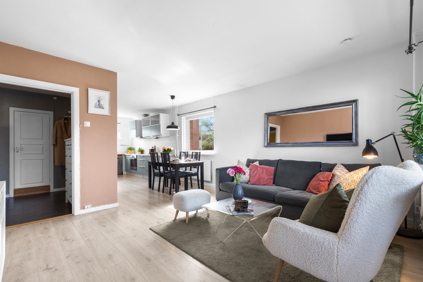 Lys og pen 3-roms endeleilighet med sydvestvendt balkong og garasjeplass - Ingen forkjøpsrett - Varmtvann/Fyring inkl. Galleribilde