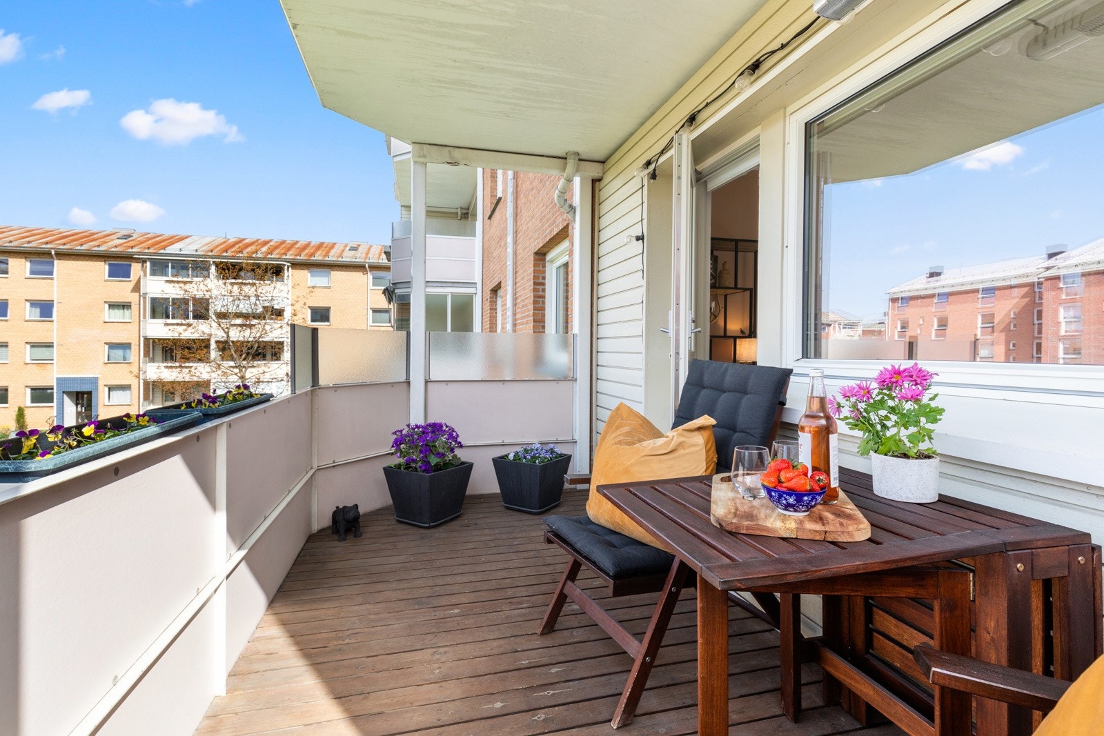 Balkongen har terrassebord på betongdekket og overbygget sørger for brukstid selv i litt ruskevær. På husveggen er det montert både utestikk og terrassevarmer. Galleribilde