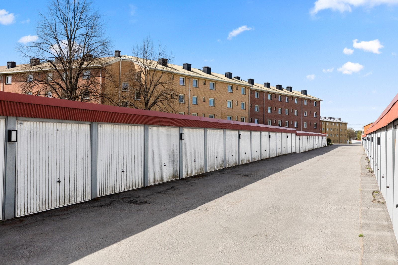 Det medfølger en garasjeplass i felles garasjerekke. I garasjen er det lagt opp strøm til el-lader. Galleribilde