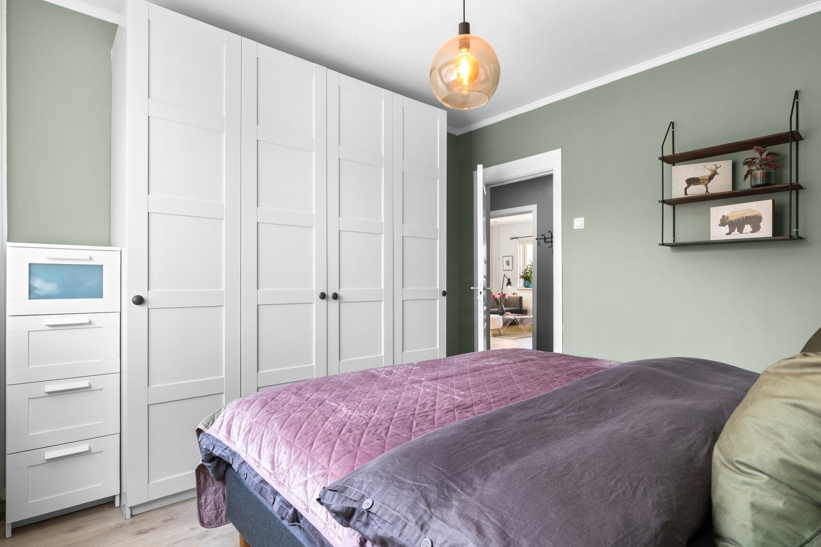 På hovedsoverommet er det en bred rekke med hvite garderobeskap for oppbevaring. Galleribilde