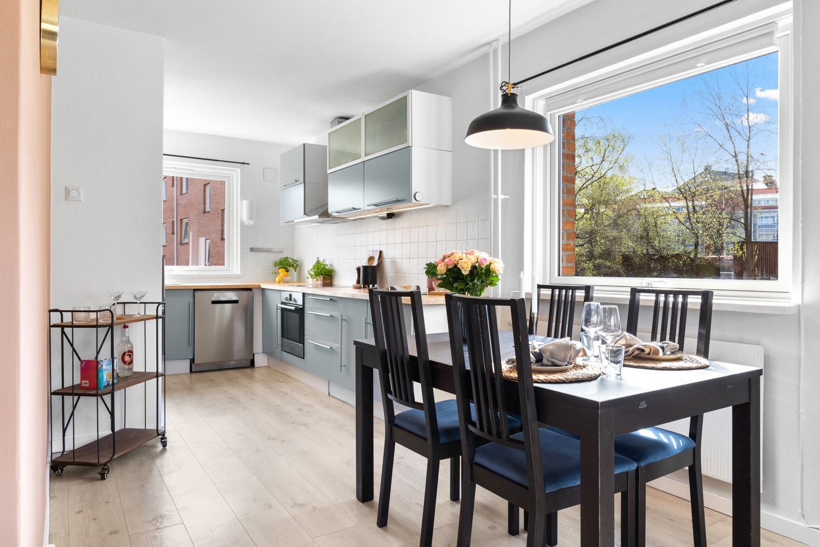 Stuen og kjøkkenet ligger i åpen løsning, noe som gjør dette til et sosialt allrom. Det passer utmerket å innrede med et spisebord i sonen mellom kjøkkenet og stuen. Galleribilde