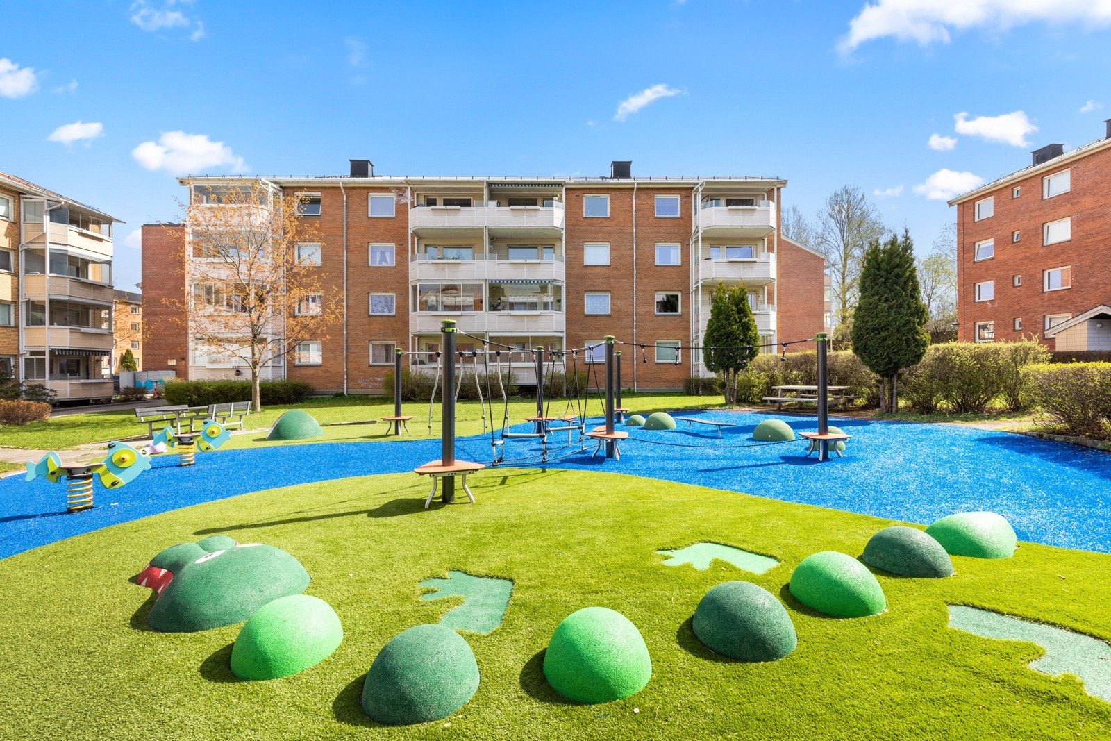 På tunet mellom bygningene er det både sittebenker og lekeapparater til felles anvendelse. Det er lekeplass i hvert kvartal i borettslaget. Galleribilde