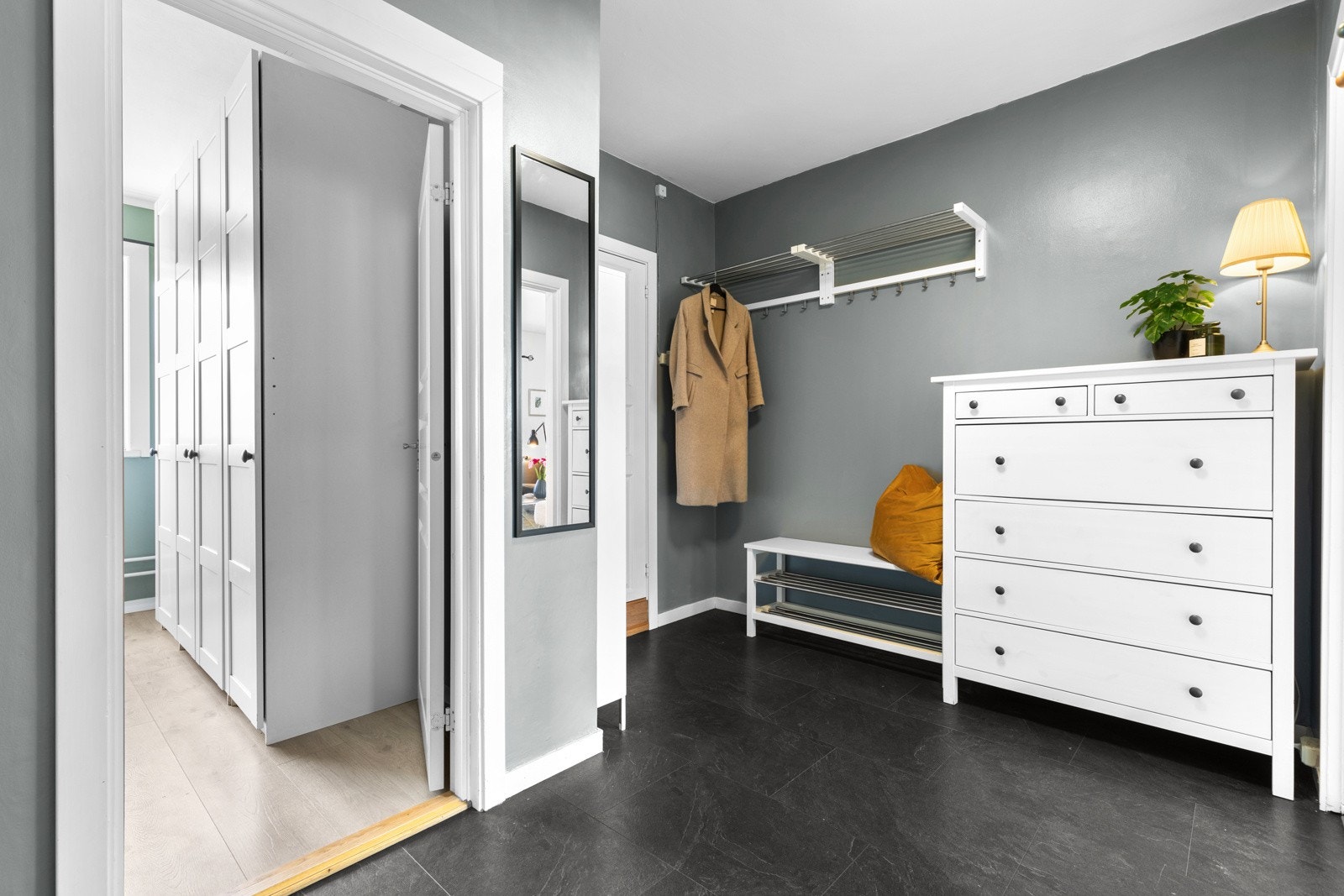 I gangen er det fin plass til kommode, skohyller og knaggrekker for oppbevaring. Galleribilde