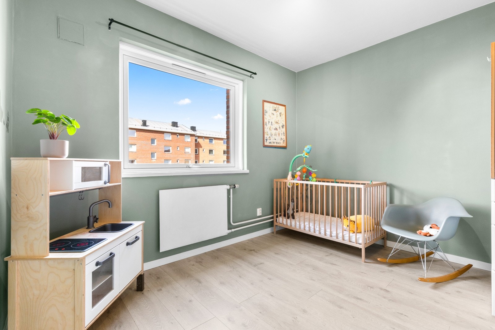 Soverom II er også av god størrelse. Store vinduer sørger for rikt, naturlig lysinnslipp, og begge rommene har fint utsyn. Galleribilde