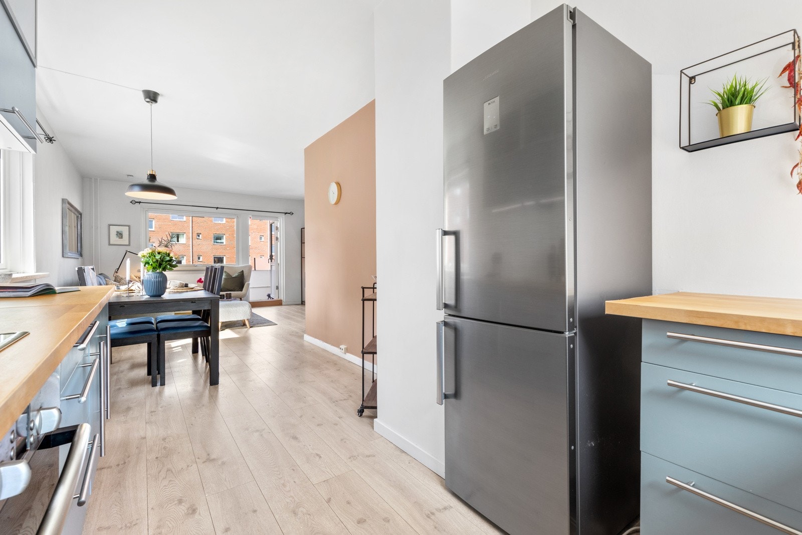 Den gjennomgående og åpne planløsningen gir godt gjennomlys. Galleribilde