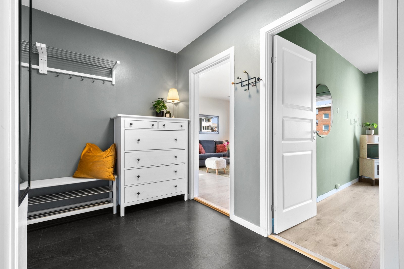 Fra stuen og kjøkkenet tar vi turen via entreen og inn på badet. Galleribilde