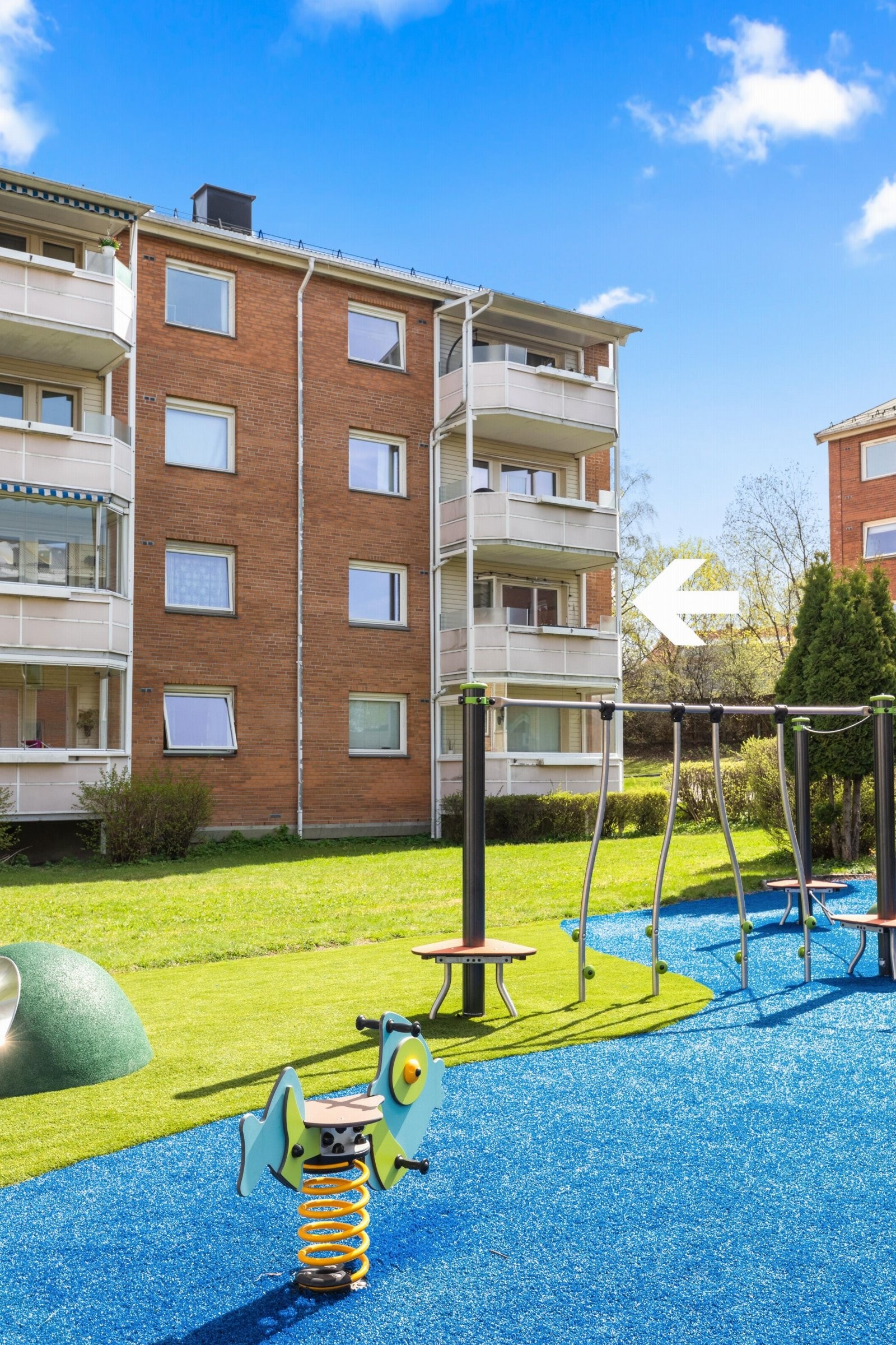 Rett utenfor leiligheten er det en flott lekeplass for de minste. Skjermet og barnevennlig. Galleribilde