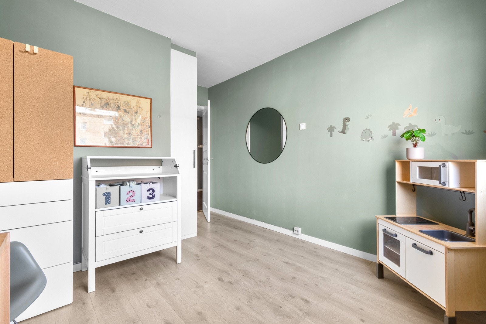 Ekstra lagringsplass finnes i to disponible kjellerboder på 3 kvm hver. Galleribilde