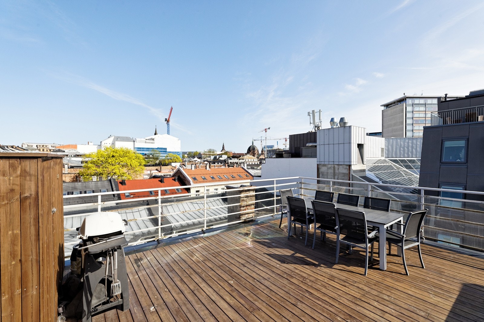 På takterassen er det felles hagemøbler og gassgrill til beboernes disposisjon. Galleribilde