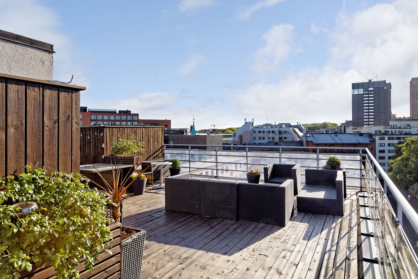 Felles takterrasse med hagemøbler og gassgrill til beboernes disposisjon Galleribilde