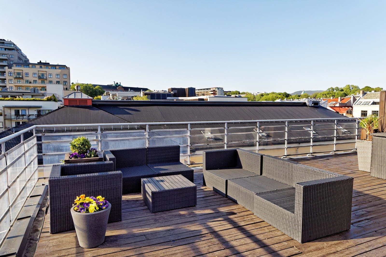 Leiligheten har tilgang til en stor solrik felles takterrasse og heis Galleribilde