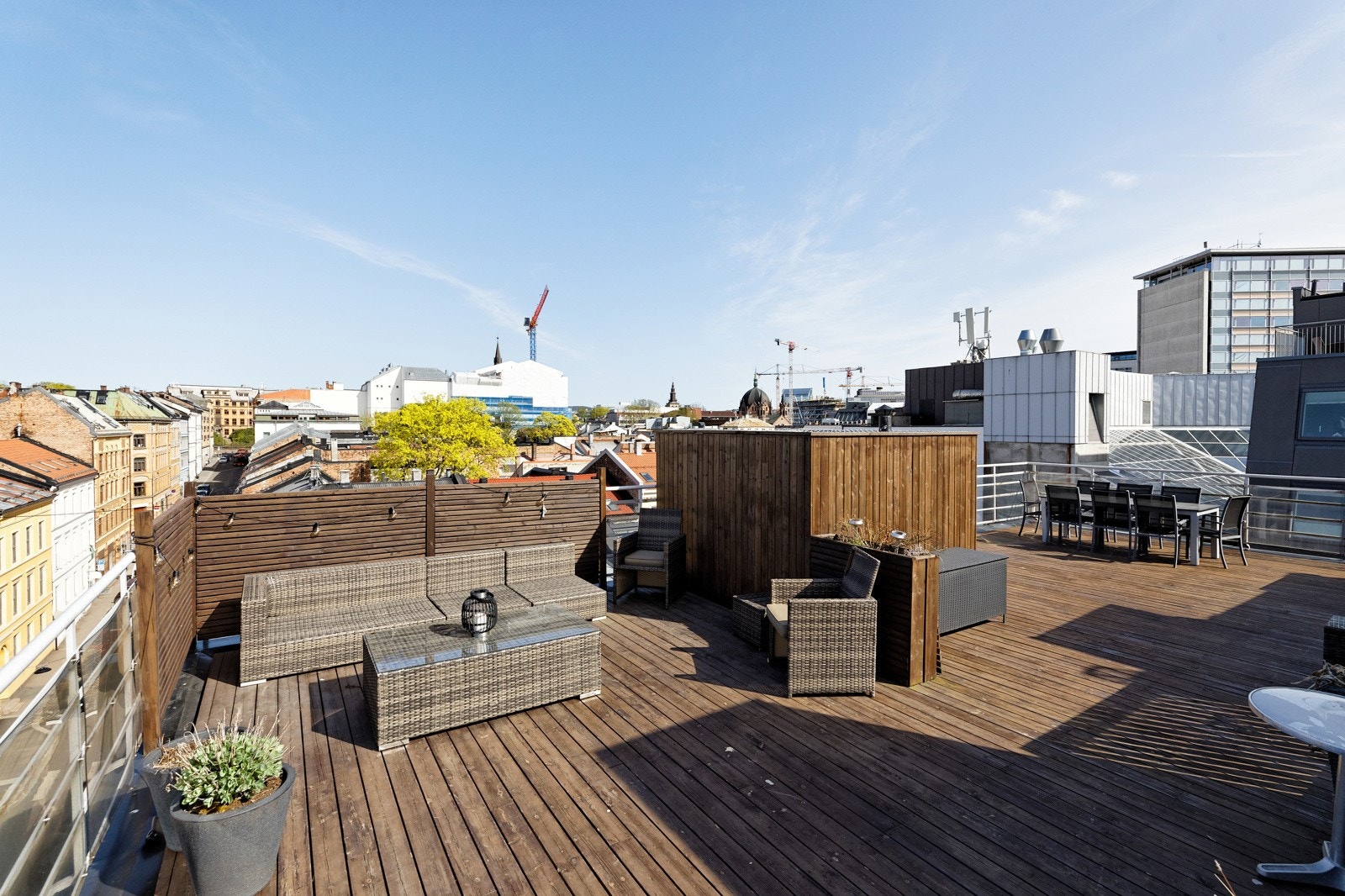 Flott felles takterrasse med sol hele dagen og en flott utsikt over byen Galleribilde