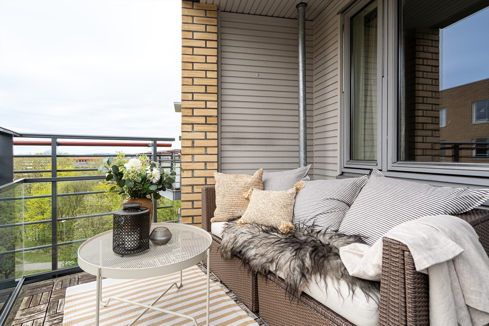 Balkongen vender mot sydvest og byr på gode solforhold. Her har du god plass til sittegruppe, hvor du kan nyte sommerdagene. Galleribilde