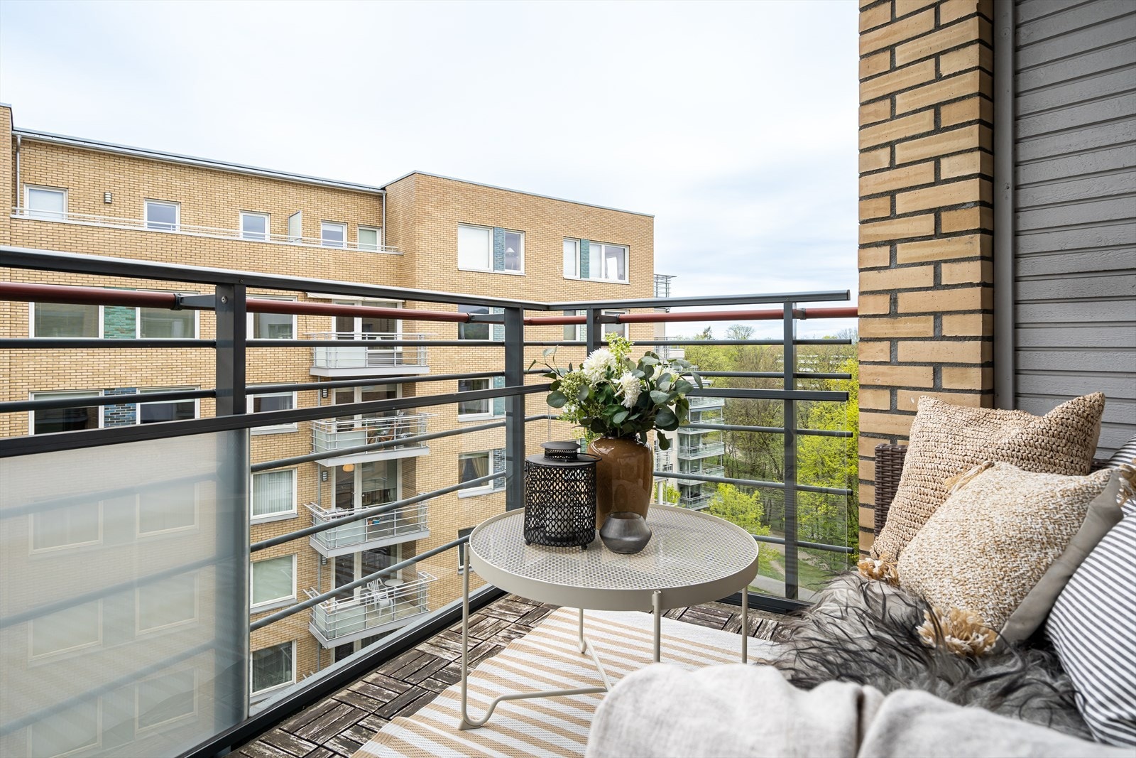 Boligen ligger fritt til i 6.etasje og har inngang fra svalgang. Galleribilde