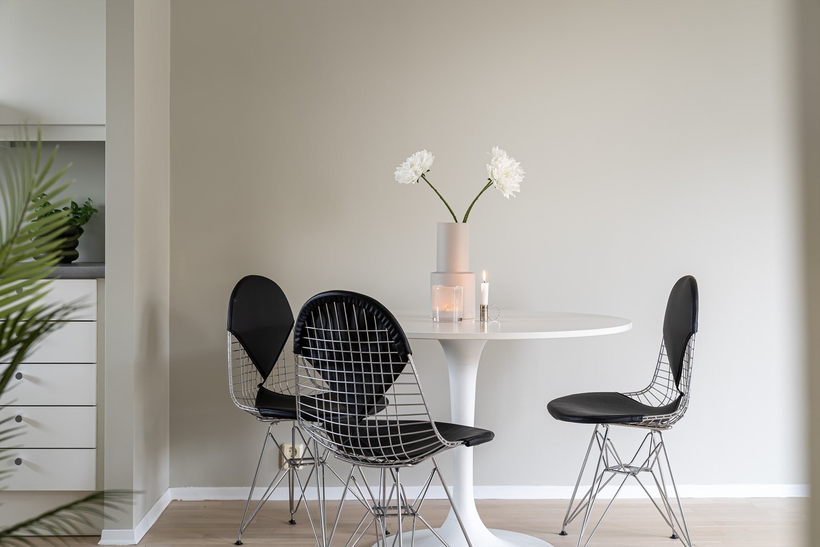 Den åpne stue- kjøkkenløsningen byr på gode muligheter for spisegruppe. Galleribilde