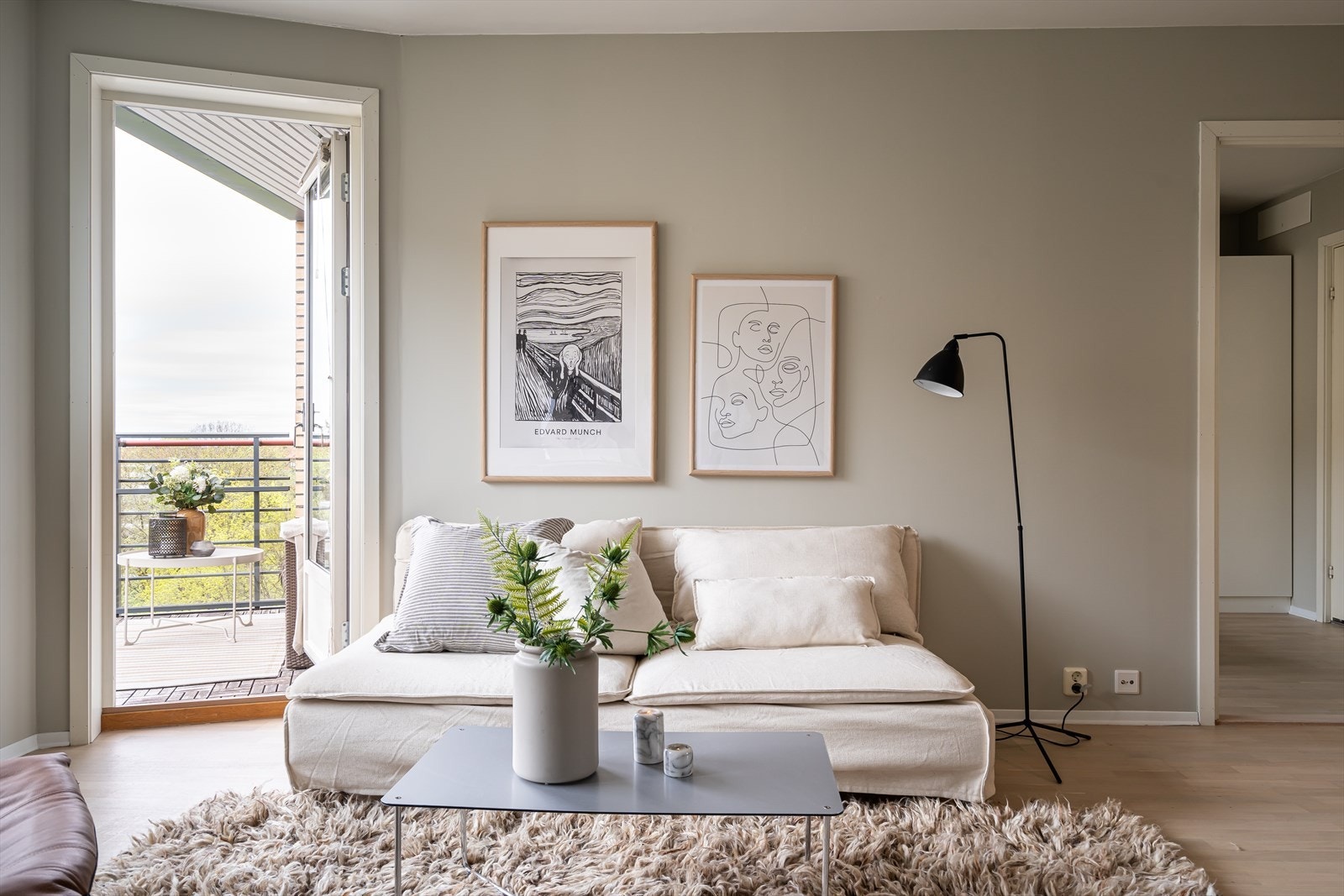 Fra stuen er det utgang til en hyggelig sydvestvendt balkong på 6.kvm. Her er det god plass til en koselig sittegruppe. Galleribilde