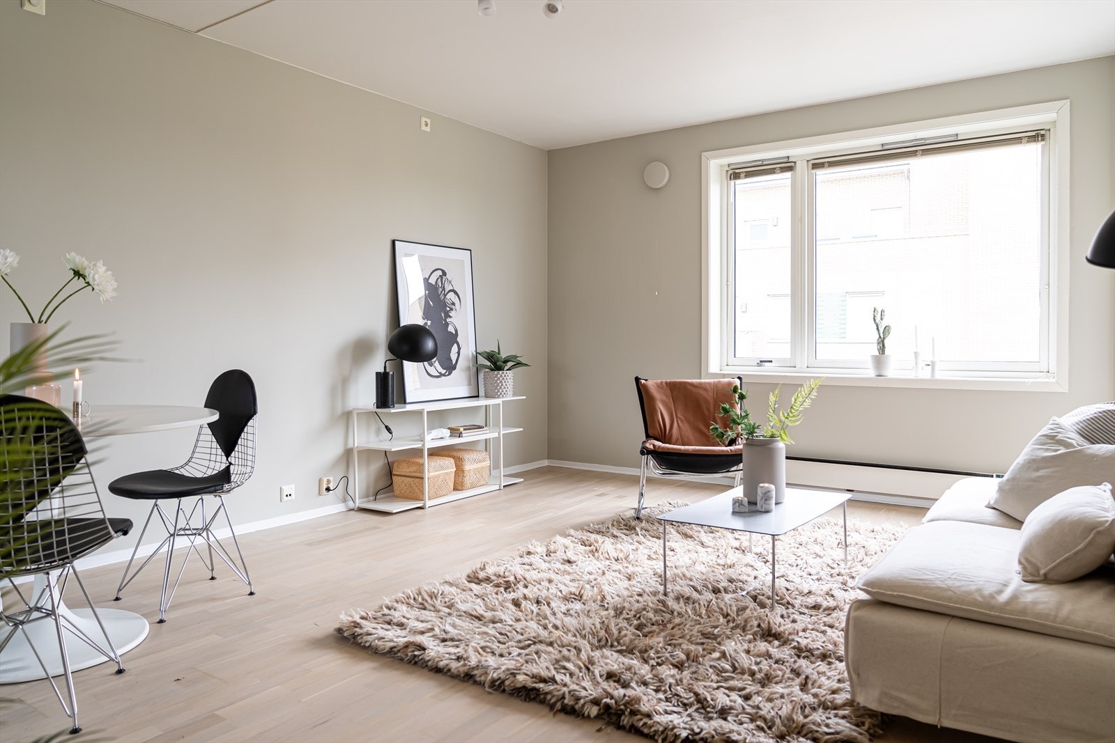 Her har du god plass til spisegruppe og sofagruppe med tilhørende møblement. Galleribilde