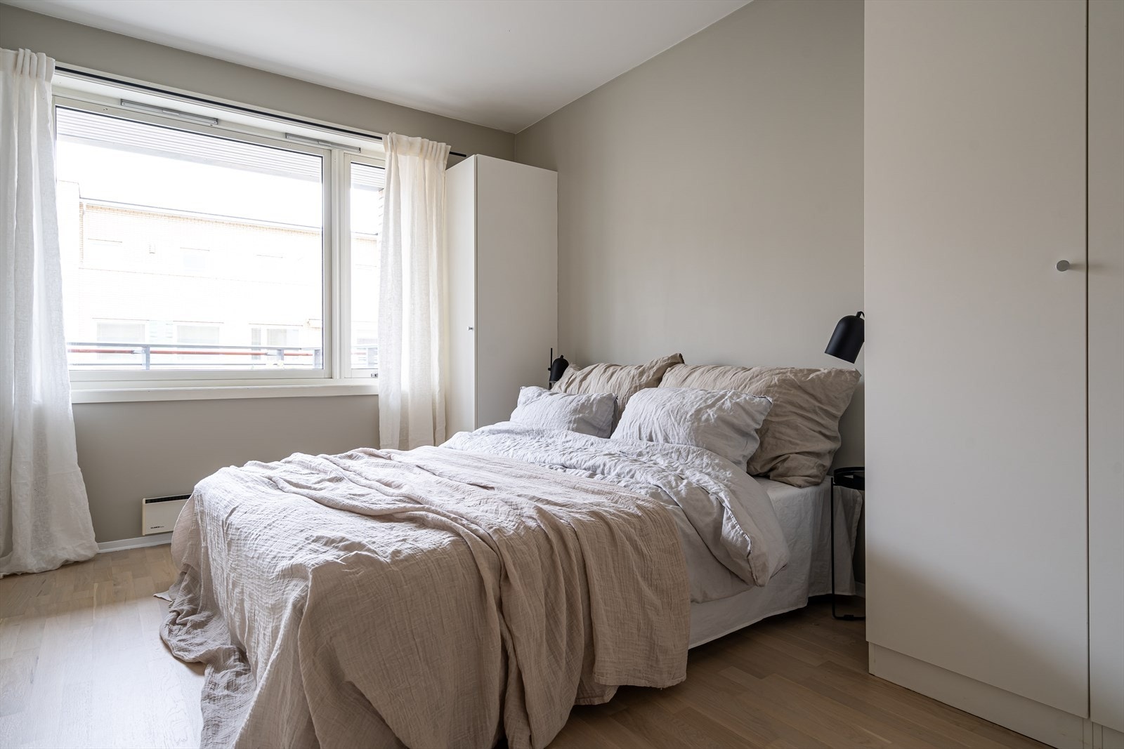 Her får du rikelig med dagslys inn og god plass til dobbeltseng med tilhørende møblement. Galleribilde