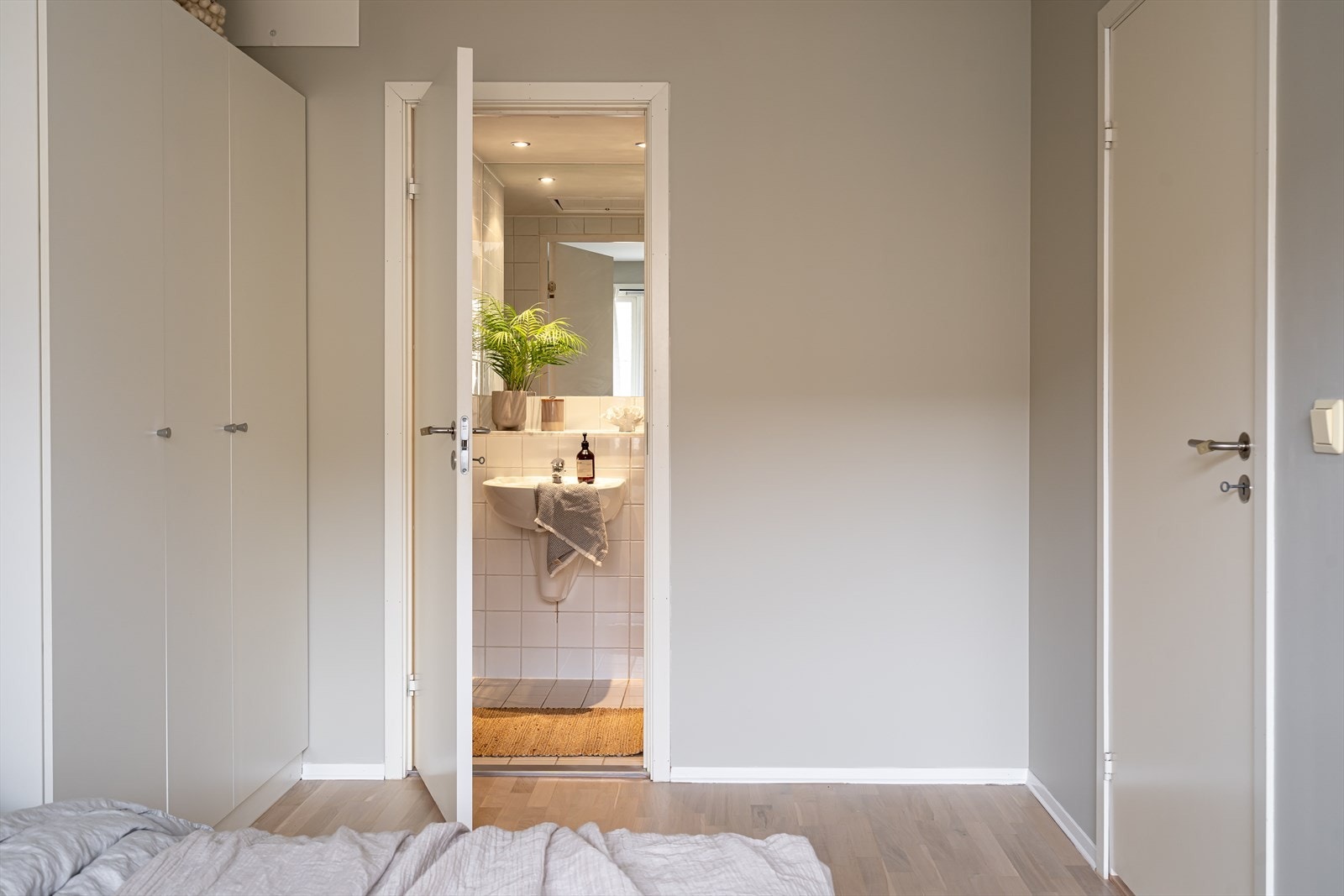 Fra soverommet har du adkomst til baderommet. Galleribilde