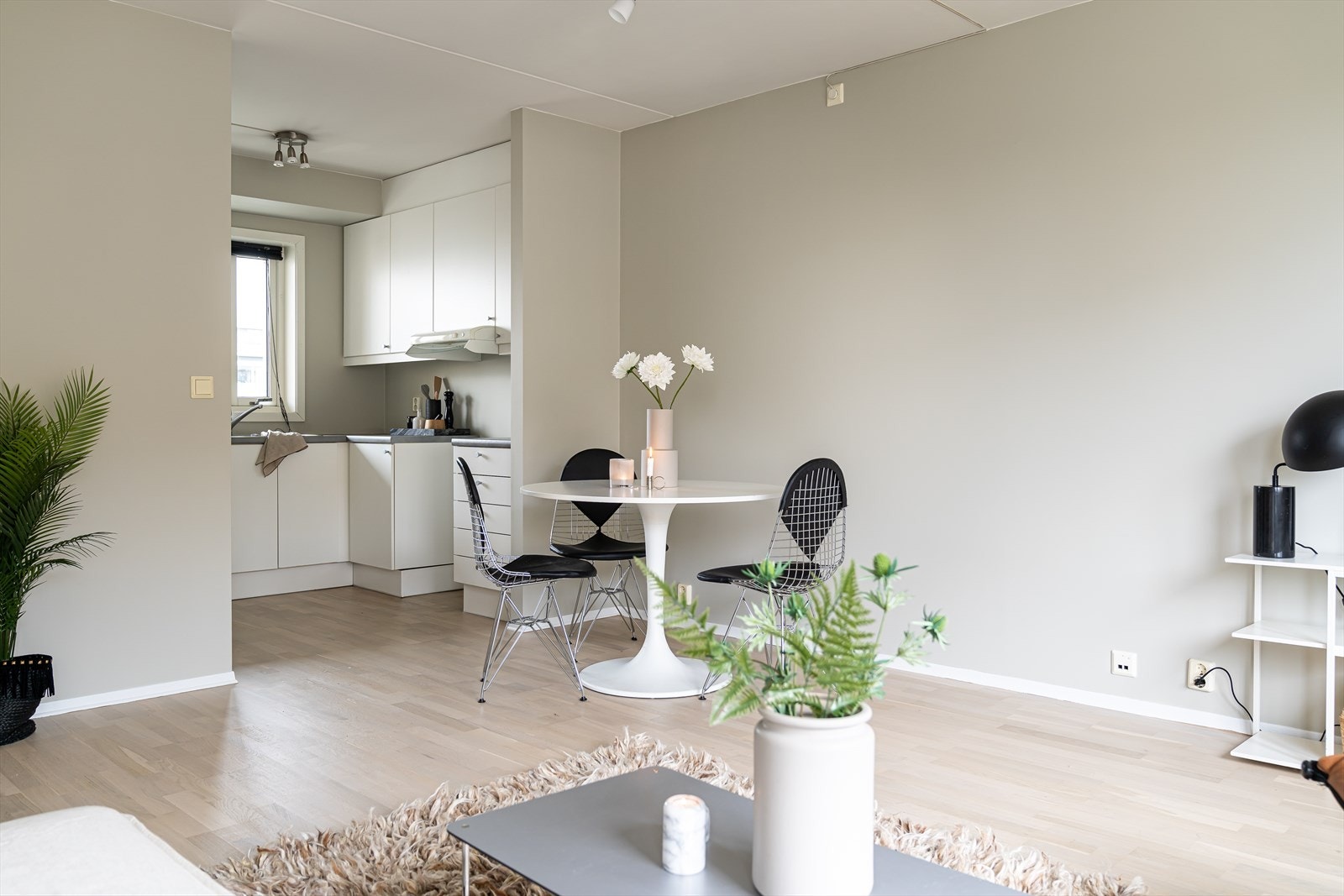 Det kan tyde på at det tidligere har vært en gammel lekkasje på kjøkkenet. Det er montert lekkasjevarsler med sensorer. Galleribilde