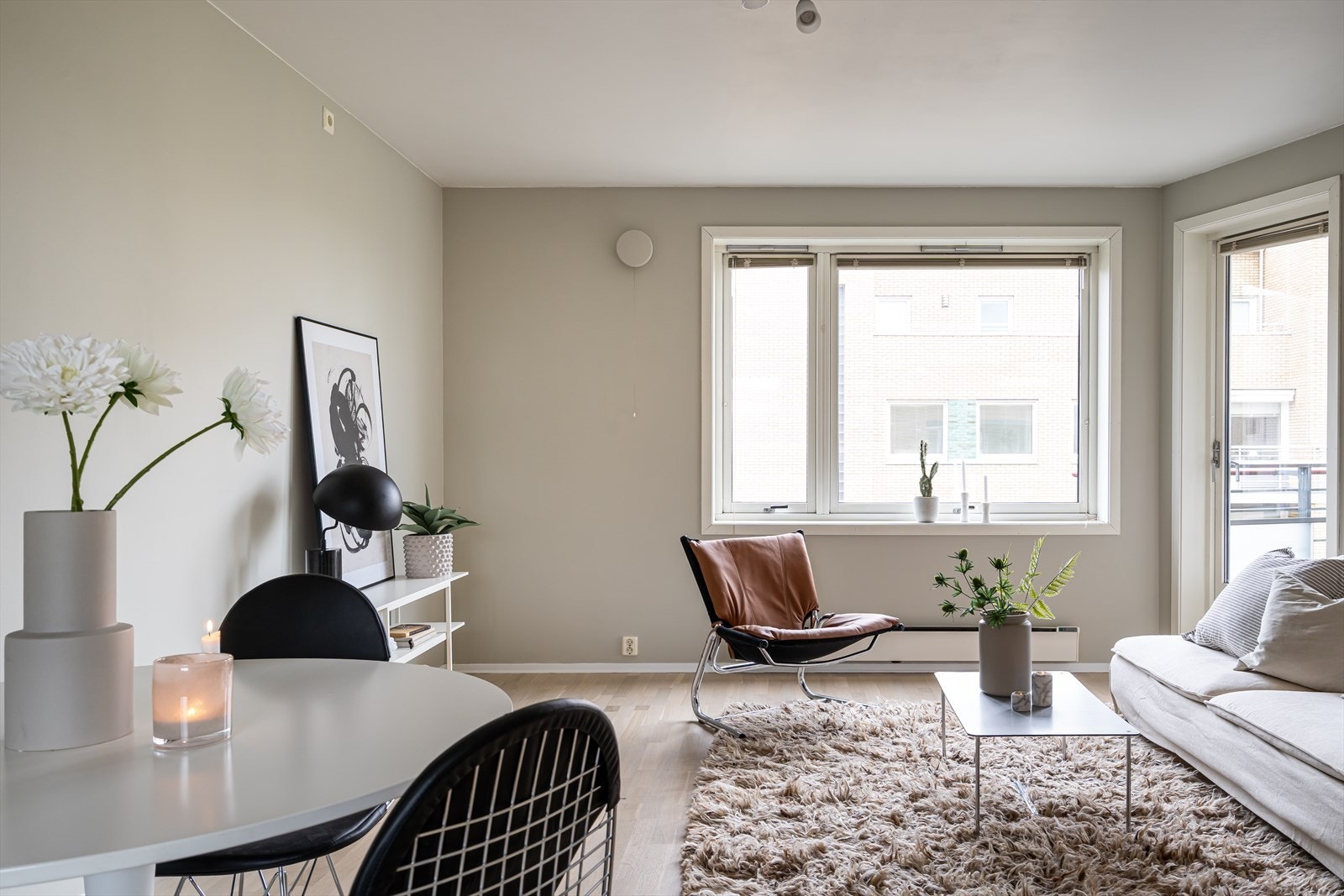 Romslig og behagelig oppholdsrom med store vindusflater, som bidrar til rikelig med lysinnslipp. Galleribilde