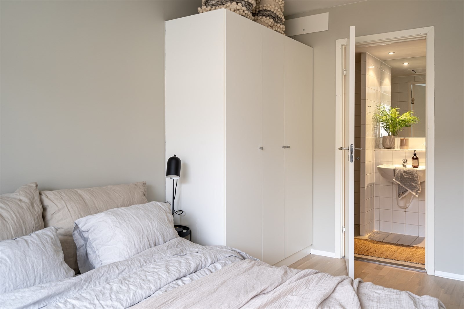 Rommet er videre innredet med 3 stk. frittstående garderobeskap. Disse medfølger. Galleribilde