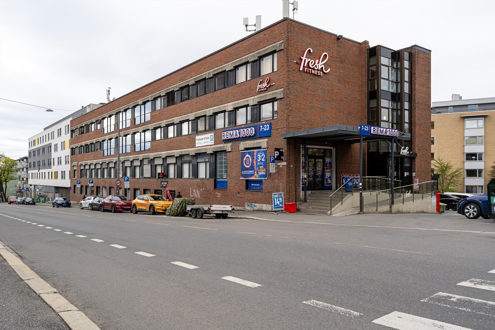 En kort sparertur fra boligen finner du godt utvalg av flere dagligvarebutikker og treningssenter. Galleribilde