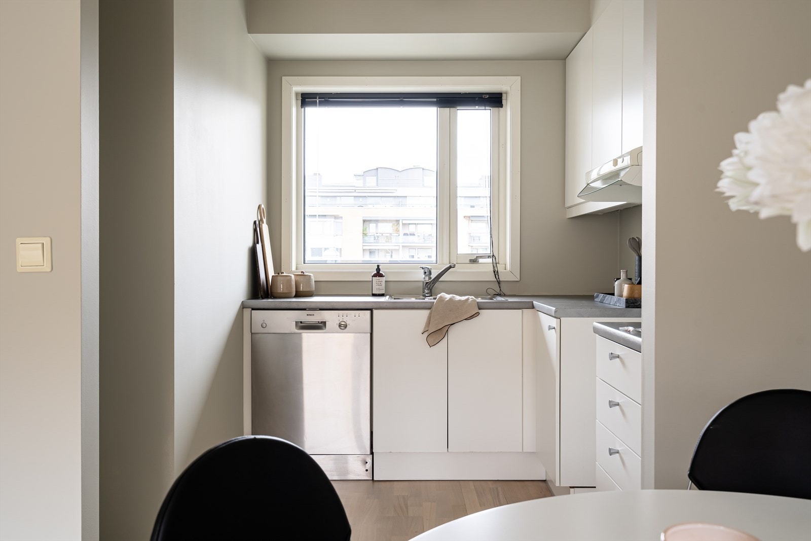 Kjøkkenet er i åpen løsning til stuen. Integrert vaskemaskin og ventilator medfølger. Plass til frittstående komfyr og kjøleskap. Galleribilde