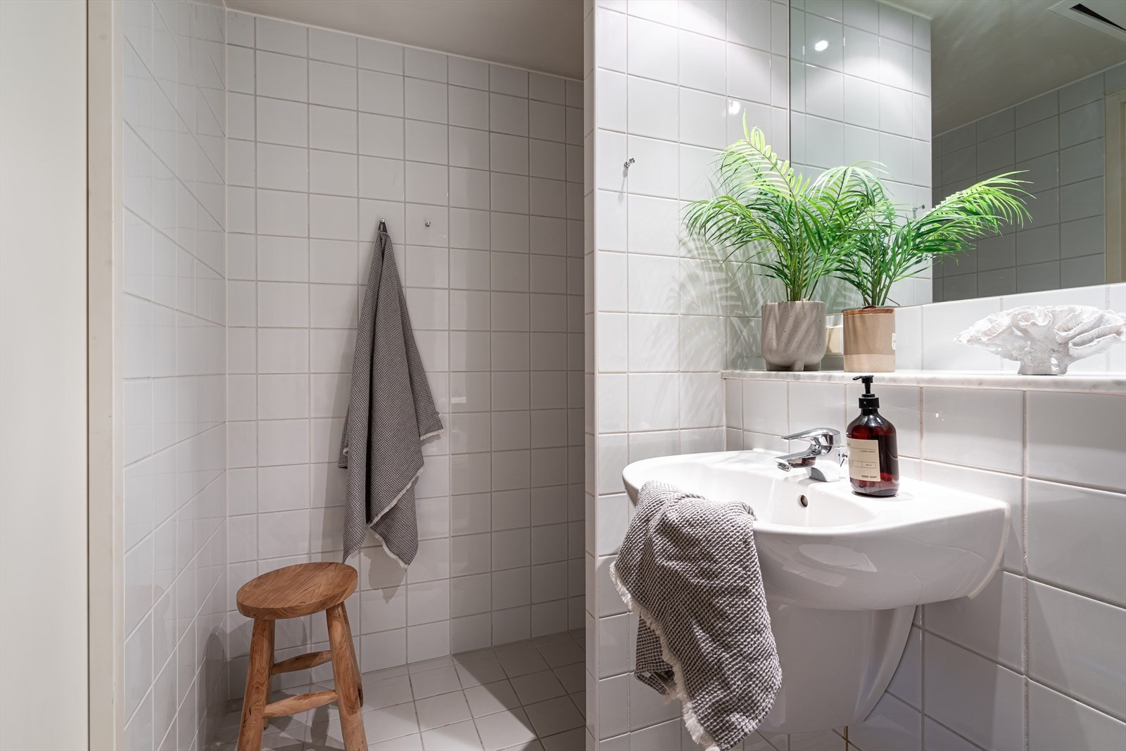 Nisje med opplegg til vaskemaskin og tørketrommel. Det er varmekabler i gulv. Galleribilde