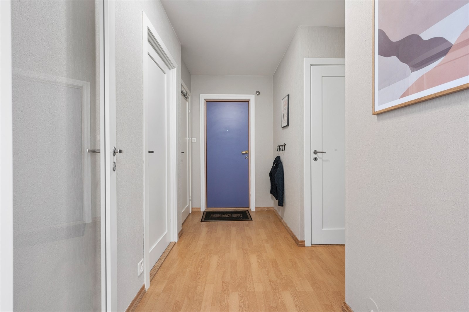 - Entréen måler 6m² og har god plass til ønsket oppbevaringsløsning - Galleribilde