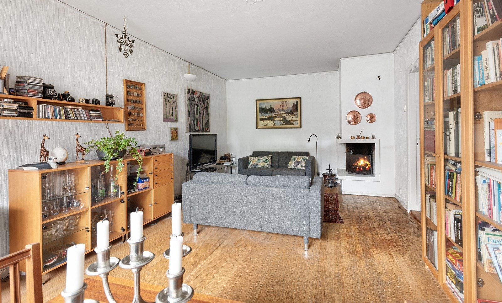 Hyggelig sofakrok med god plass til sofa, stuebord og annet tilhørende møblement Galleribilde