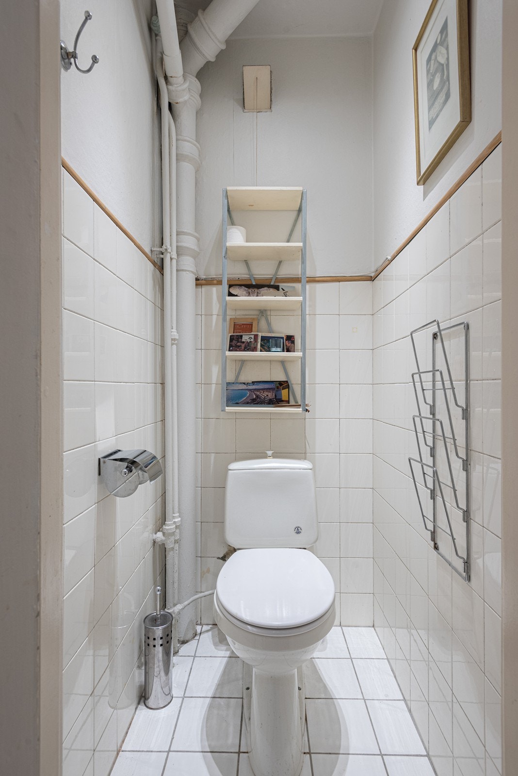 Separat toalettrom vegg-i-vegg med badet. Utstyrt med gulvstående wc og naturlig avtrekk Galleribilde